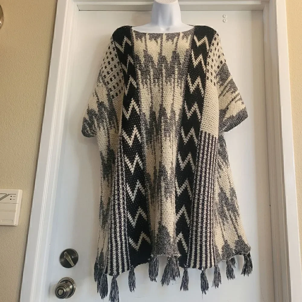Elodie Size L Azetec Style Design Knit Mohair  Poncho